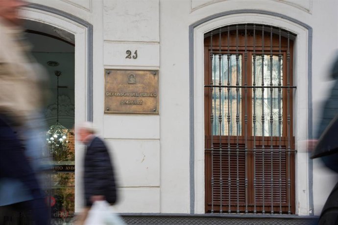 Archivo - Fachada de la sede del Defensor del Pueblo Andaluz en la calle Reyes Católicos, 21. 