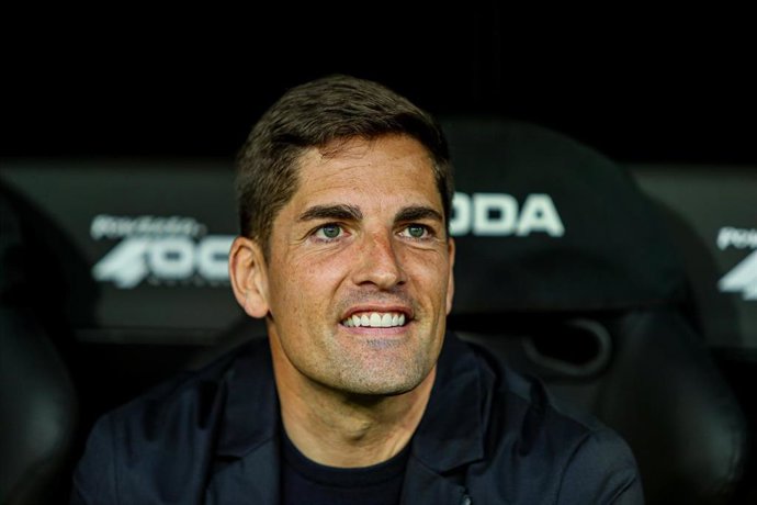 Archivo - El entrenador español Roberto Moreno, en su etapa en el Granada CF.