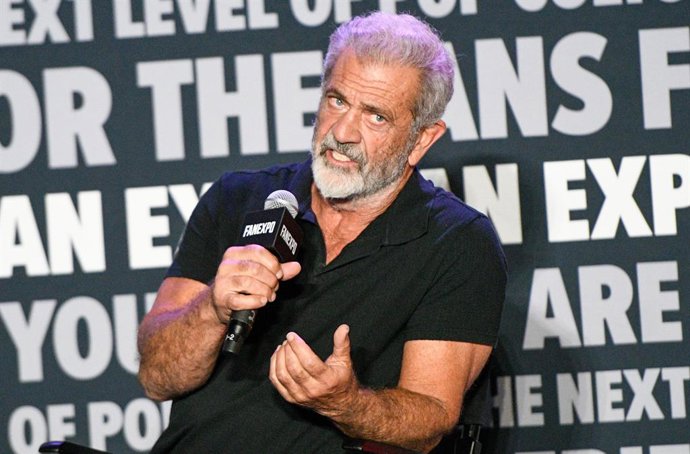 Mel Gibson la vuelve a liar: Se burla de una intérprete de lengua de signos y luego pide perdón por una "tontería"