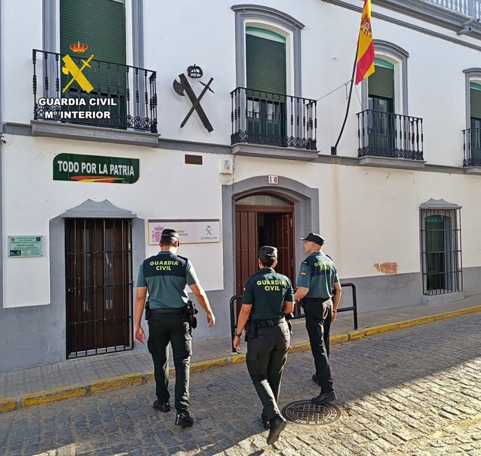 Agentes de la Guardia Civil junto a un cuartel.