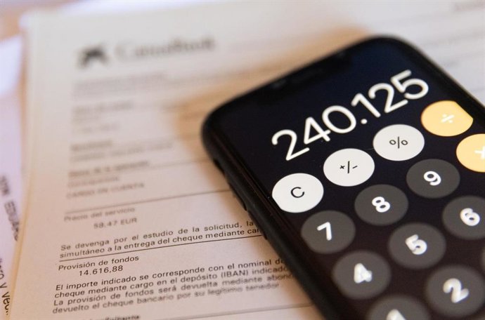 Archivo - Una calculadora sobre una propuesta de hipoteca para una vivienda