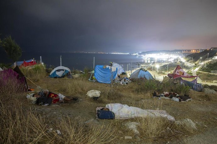 Migrantes continúan pasando la noche en los alrededores de Loma Colmenar, a 1 de septiembre de 2026, en Ceuta (España). 