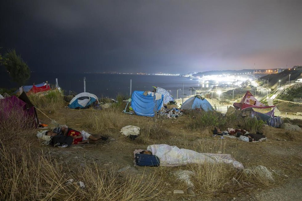 Migrantes continúan pasando la noche en los alrededores de Loma Colmenar, a 1 de septiembre de 2026, en Ceuta (España). 