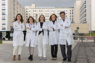 Paula Romano y María Gárate, coordinadoras de la Unidad Central de Ensayos Clínicos, y los doctores Anna Vilalta, María Rodríguez Ruiz e Ignacio Melero -investigador principal del ensayo-.
