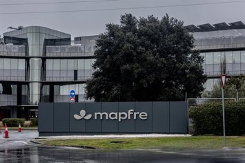 Archivo - Imagen de Mapfre implantada en las fachadas de las oficinas centrales de la aseguradora en Majadahonda, Madrid (España). 