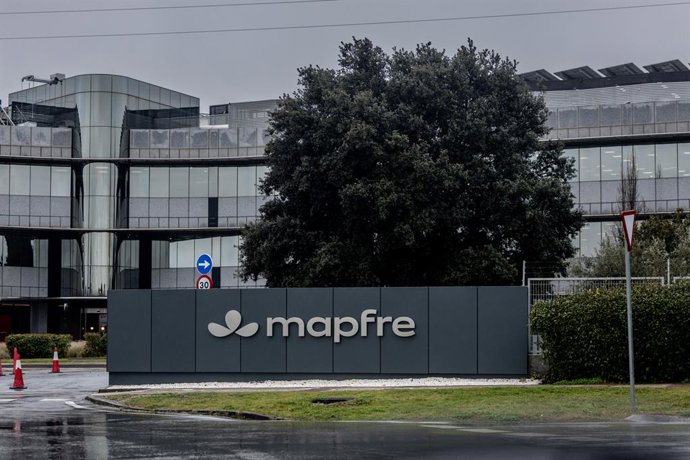 Archivo - Imagen de Mapfre implantada en las fachadas de las oficinas centrales de la aseguradora en Majadahonda, Madrid (España). 