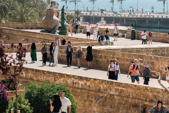 Archivo - Varios turistas en las inmediaciones de la catedral de Palma de Mallorca.
