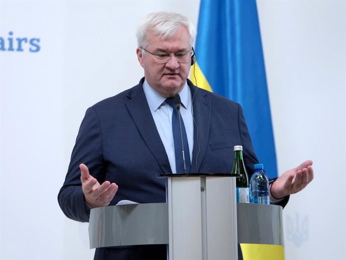 22 de agosto de 2026, Kiev, Ucrânia: O ministro das Relações Exteriores da Ucrânia, Andrii Sybiha, participa de uma coletiva de imprensa conjunta com o ministro federal das Relações Exteriores da Alemanha, Johann Wadephul, após as negociações, em Kiev, Uc