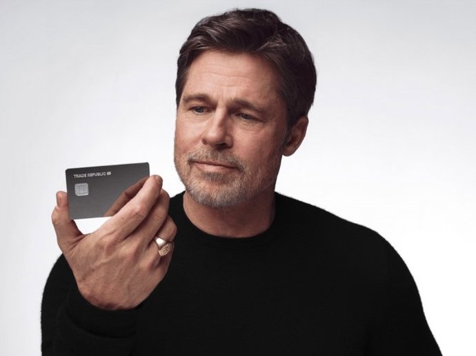 Archivo - El actor Brad Pitt, junto con una tarjeta de Trade Republic.