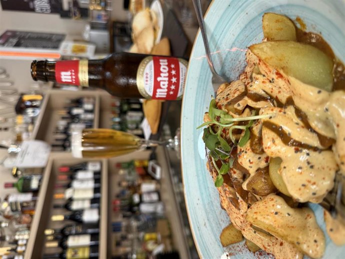 Imagen de archivo de un plato de patatas bravas