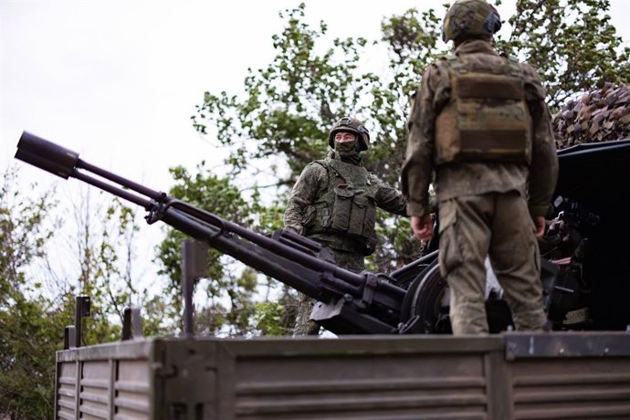 RÚSSIA, REGIÃO DE KHERSON – 26 DE AGOSTO DE 2026: Militares da 49ª Brigada de Mísseis Antiaéreos, destacada junto ao Grupo Dnepr das Forças Armadas da Rússia, operam um canhão antiaéreo de cano duplo ZU-23 na zona da operação militar especial