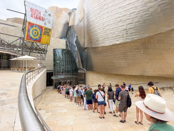 Cola para entrar en el Museo Guggenheim Bilbao.