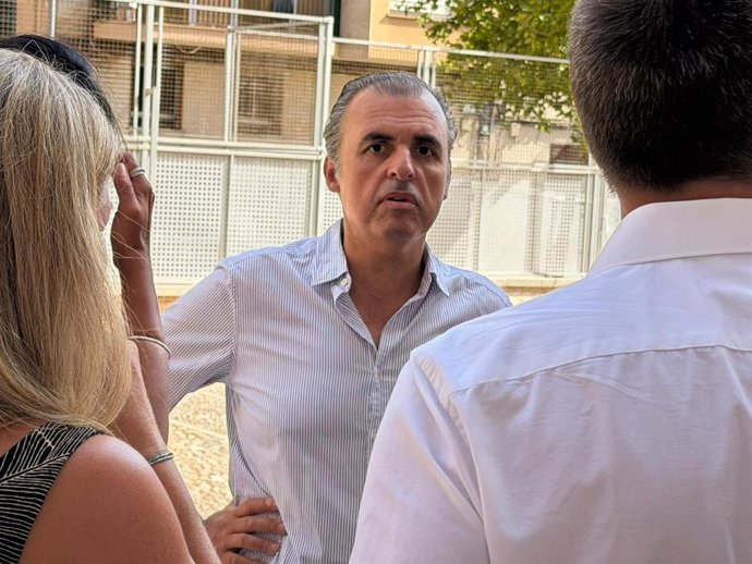 El conseller de Educación y Universidades, Antoni Vera, en su visita al CEIP Jaume I.