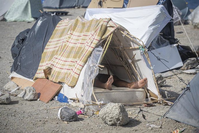 Una persona migrante asentada en la playa del Trampolín