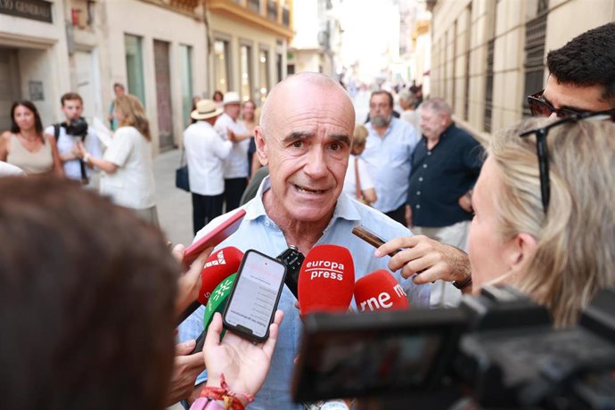 Archivo - El portavoz del Grupo Municipal Socialista, Antonio Muñoz, en una atención a medios. Archivo.