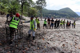 Enterrament temporal a Byas de víctimes de la riuada registrada el 26 d'agost de 2026 al Nepal, a la frontera amb la Xina (arxiu)