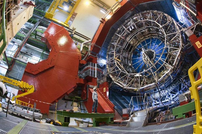 Archivo - Imán de entrada del experimento 'Alice' en el LHC, en una imagen de recurso sobre física nuclear