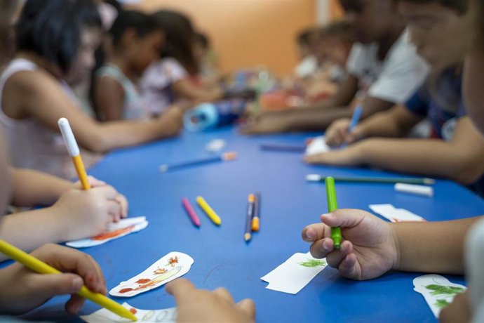 Archivo - Imagen de recurso de menores con material escolar
