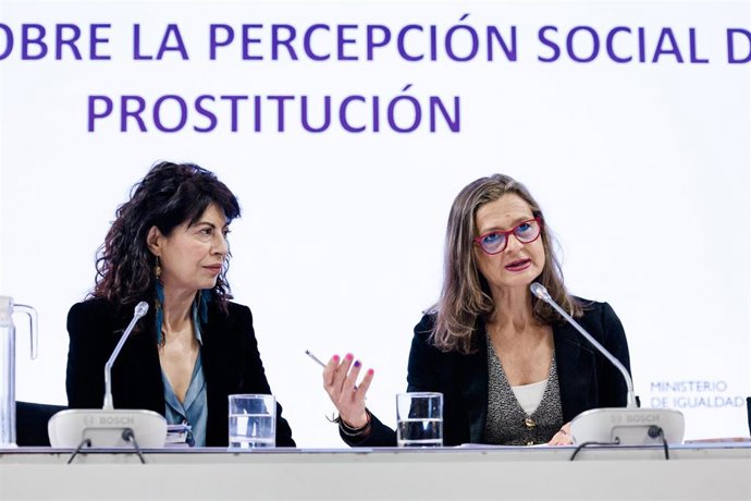 Archivo - (I-D) La ministra de Igualdad, Ana Redondo, y la delegada del Gobierno contra la Violencia de Género, Carmen Martínez Perza, durante la presentación de la encuesta sobre la Percepción social de la prostitución, a 26 de febrero de 2026, en Madrid