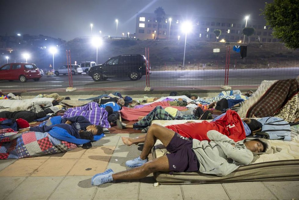 Migrantes continúan durmiendo en los alrededores de Loma Colmenar, a 1 de septiembre de 2026