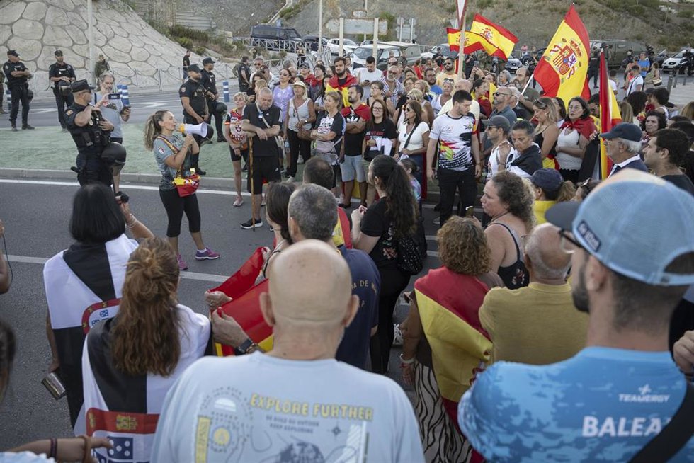 Decenas de personas durante una manifestación pacífica, a 29 de agosto de 2026, en Ceuta (España).