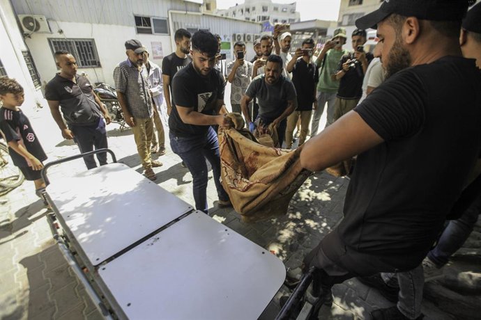 Archivo - Arquivo - 1º de agosto de 2026, Cidade de Gaza, Faixa de Gaza, Território Palestino: (Nota do editor: a imagem contém conteúdo explícito) O corpo de uma pessoa morta em um ataque aéreo chegou ao Hospital Al-Shifa, enquanto os mortos e feridos de