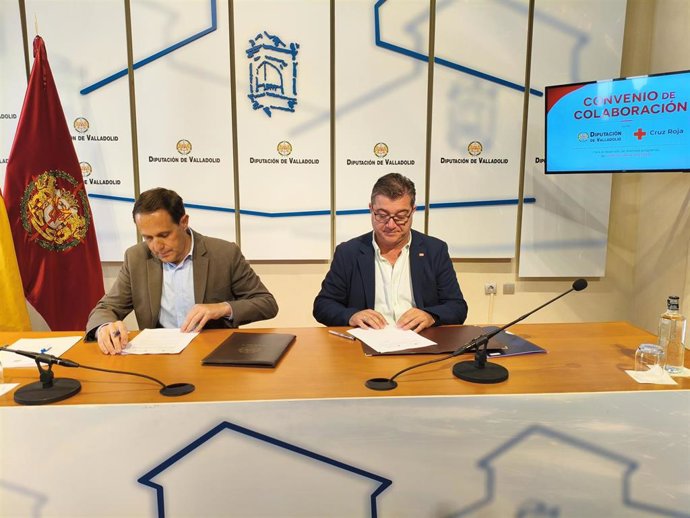 El presidente de la Diputación de Valladolid, Conrado Íscar, y el de Cruz Roja, Juan José Zancada, renuevan el convenio de colaboración entre la institución y la organización.