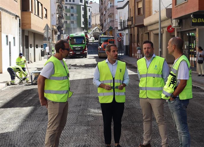 El alcalde de Tudela, Alejandro Toquero, visita las obras de la primera fase del plande asfaltado de Tudela.
