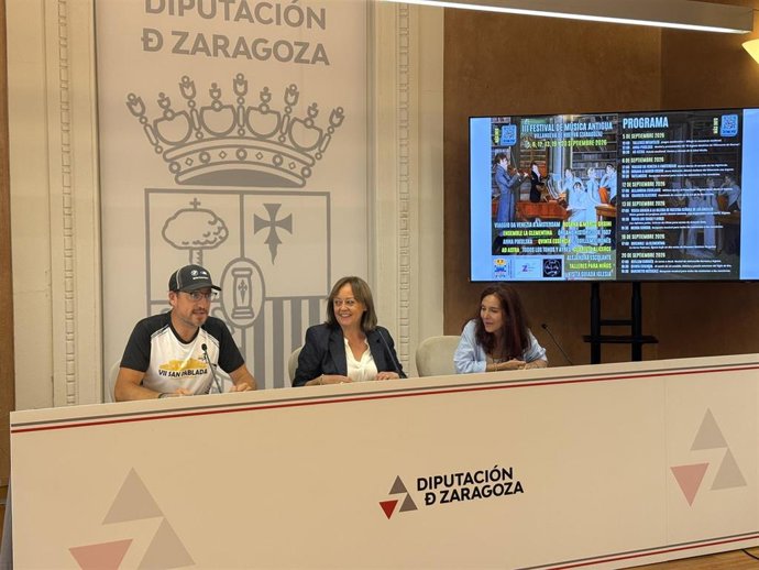 La diputada de Cultura de la Diputación de Zaragoza, junto al director del festival, Jesús Martín, y Aida de la Fuente, durante la presentación de la tercera edición del Festival de Música Antigua de Villanueva de Huerva.