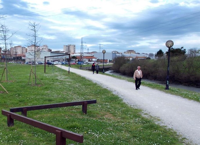 Archivo - Mayores caminando.