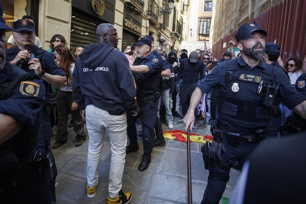 Archivo - Altercados durante el mitin de Vox en la granadina Plaza de las Pasiegas el 16 de abril de 2026.