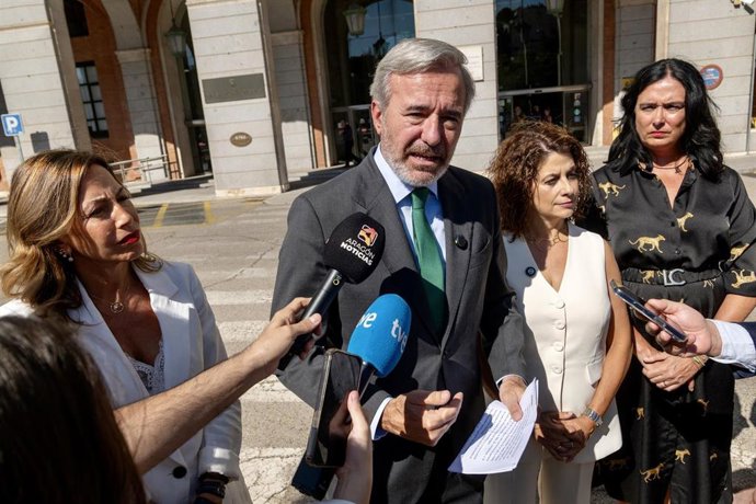 El presidente del Gobierno de Aragón, Jorge Azcón, y las alcaldesas de Zaragoza, Natalia Chueca; Huesca, Lorena Oduna; y Teruel, Emma Buj.
