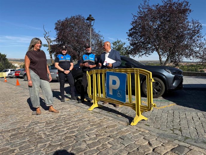 El teniente de alcalde de Turismo y Cultura del Ayuntamiento de Ávila, Carlos López, junto con Paloma del Nogal, teniente de alcalde de Servicios Sociales del Consistorio, y responsables de la Policía Local.