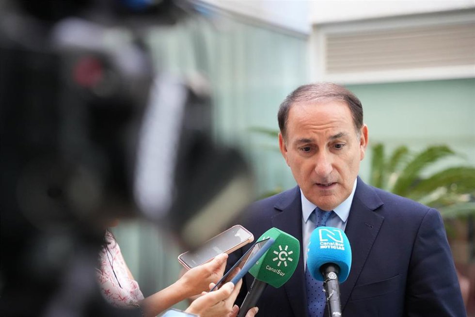 Archivo - El presidente de la CEA, Javier González de Lara; atiende a los medios de comunicación