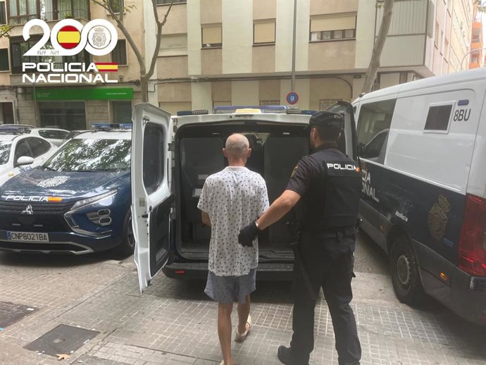 Un agente de la Policía Nacional detiene a un presunto ladrón.