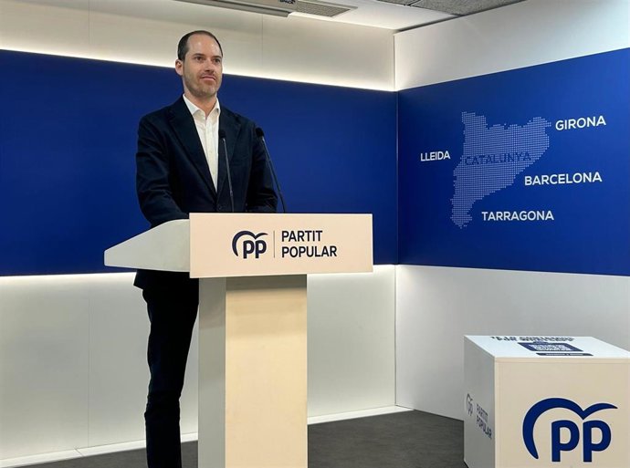 El secretario general del PP de Catalunya, Juan Fernández, en una rueda de prensa en la sede del partido