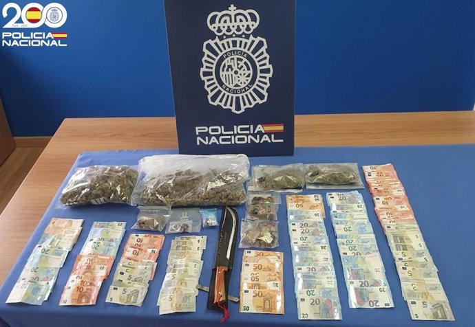 Las drogas y el dinero en efectivo incautados a los dos detenidos.
