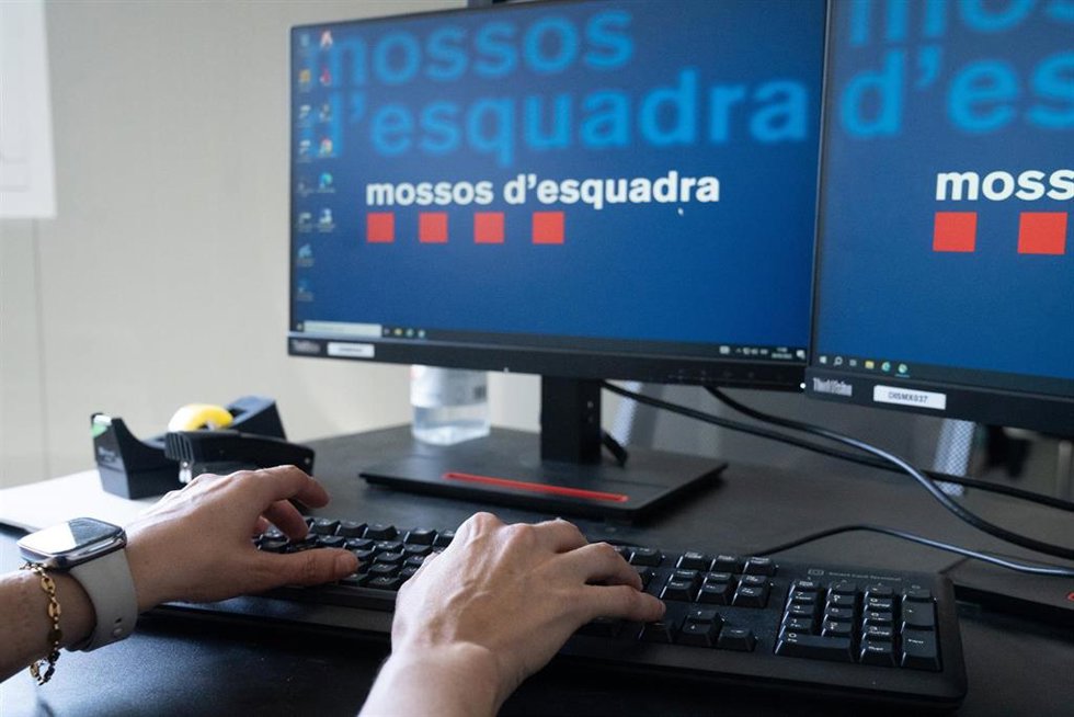 Archivo - Un agente de los Mossos d'Esquadra