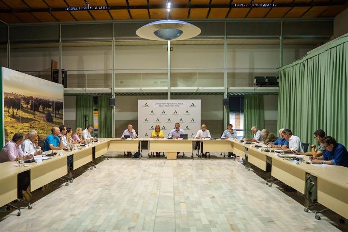 Mesa de interlocución agraria presidida por el consejero de Agricultura, Ramón Fernández-Pacheco.