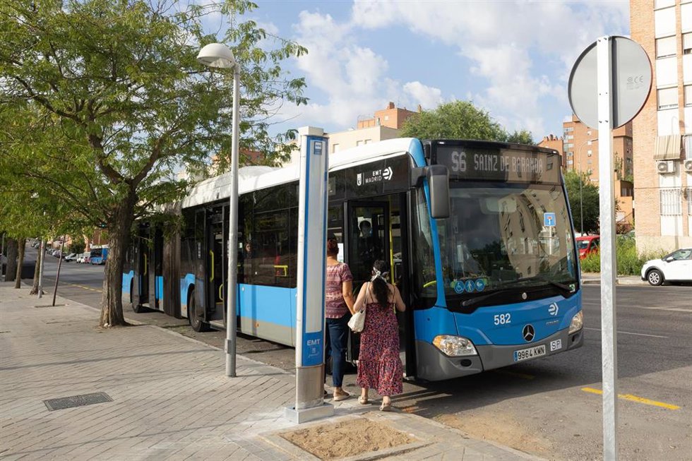 Servicio especial de autobús sustitutivo entre las estaciones de Sainz de Baranda y Laguna, a 22 de agosto de 2026, en Madrid