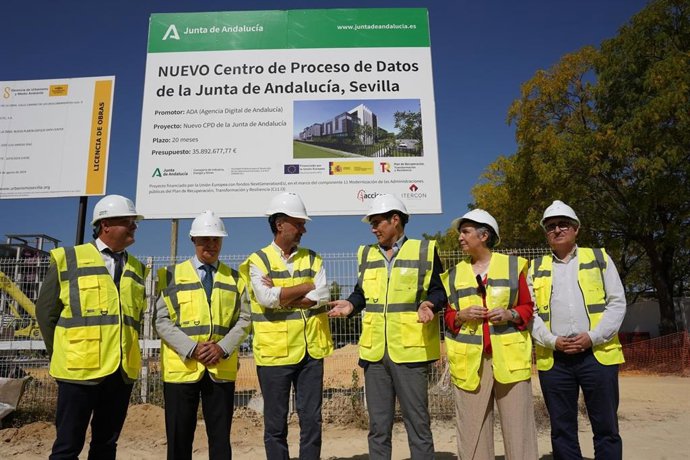 El consejero de Inteligencia Artificial, José Antonio Nieto, visita las obras del centro de datos de Sevilla.