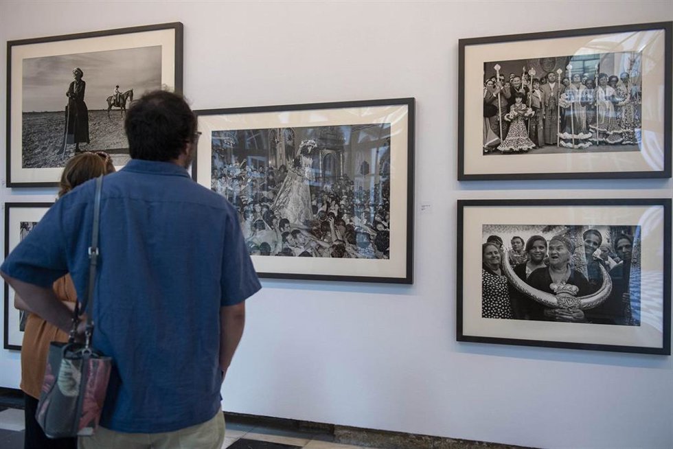 Archivo - Dos personas observan la exposicion España Oculta en Diputación.