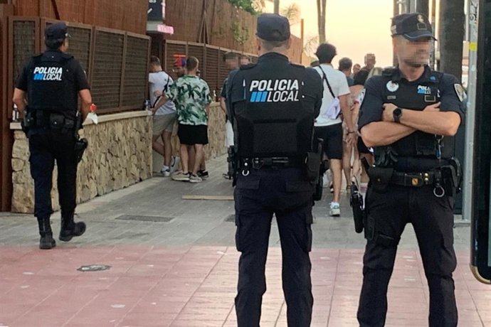 Agentes de la Policía Local de Palma en una detención.