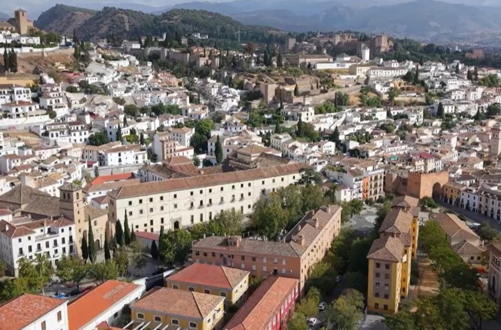 Fotograma del audiovisual 'Granada imparable' dentro de la campaña del mismo nombre promovida por la Federación provincial de Hostelería y Turismo de Granada tras la serie sísmica de mediados de agosto de 2026.