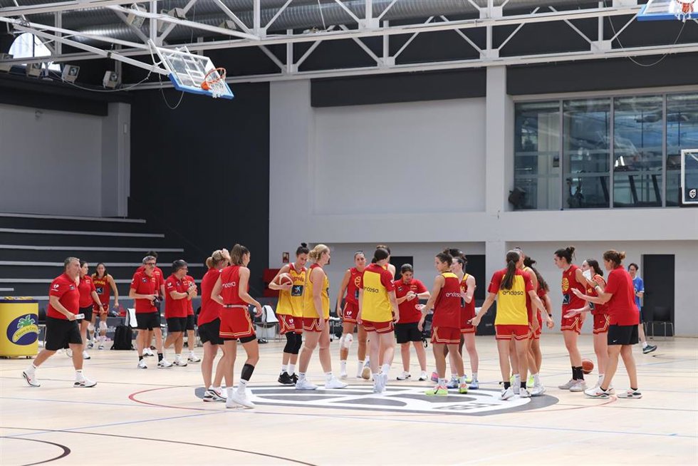 Las jugadoras de la selección durante un entrenamiento en Madrid