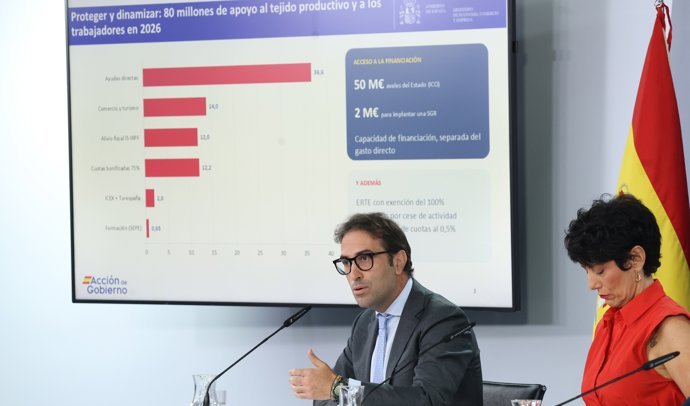 El vicepresidente primero y ministro de Economía, Comercio y Empresa, Carlos Cuerpo, y la ministra de Inclusión, Seguridad Social y Migraciones y portavoz del Gobierno, Elma Saiz, durante la rueda de prensa posterior al Consejo de Ministros, en el 