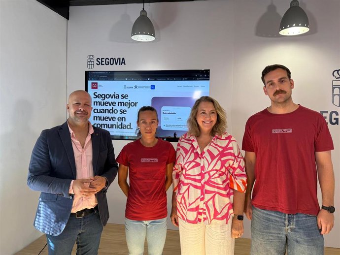 El concejal de Deportes, Jesús Garrido (izda), la atleta Idaira Prieto, la concejal de Innovación, May Escobar y el copromotor de Human Move, Jesús Sanz (Ayto Segovia)