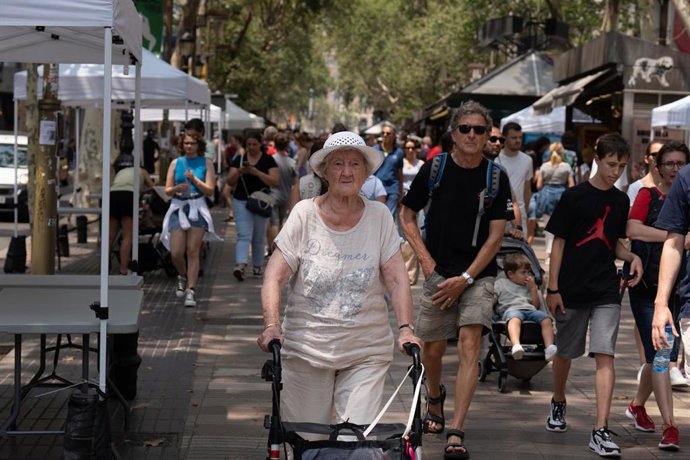 Archivo - Varias personas pasean por Las Ramblas, a 30 de junio de 2023, en Barcelona, Cataluña (España). Cataluña fue el segundo destino turístico de España entre enero y mayo, solo por detrás de Baleares, con cerca de 1'8 millones de visitantes. El mini