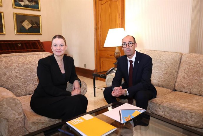 Archivo - La presidenta del Govern, Marga Prohens, reunida con el presidente del Consell de Formentera, Óscar Portas.