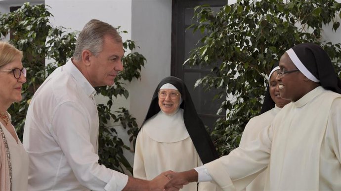 El alcalde de Sevilla saluda a religiosas de uno de los conventos y monasterios de clausura de la ciudad